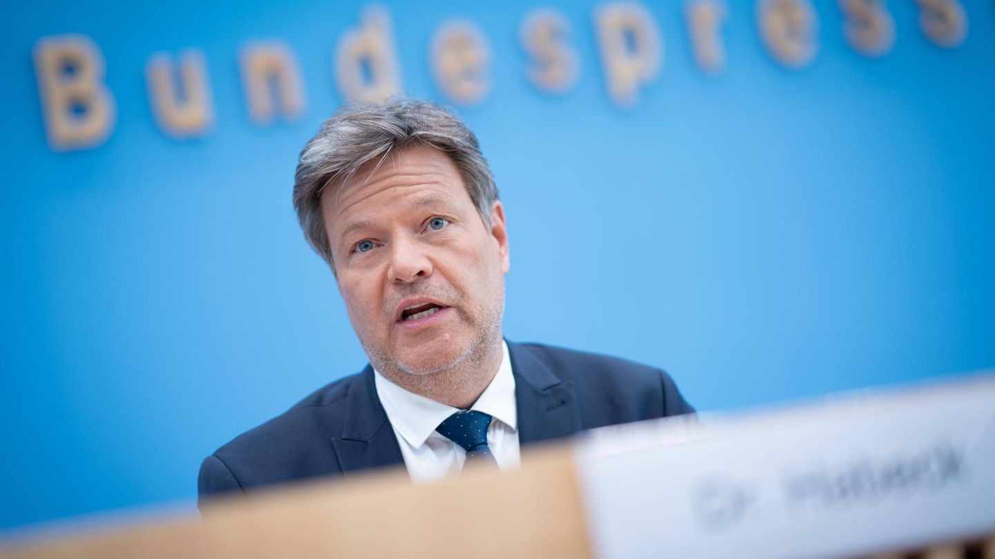 Robert Habeck vor einem blauen Hintergund