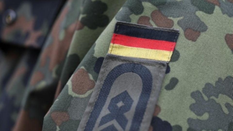 Bundeswehrsoldat mit Flagge an Uniform