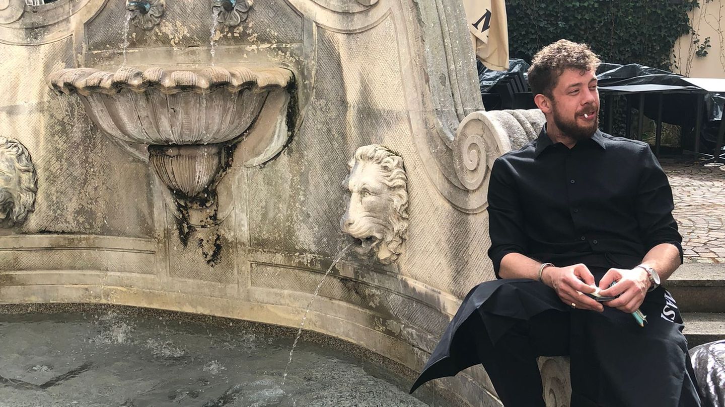 Simon Berg arbeitet in der Münchner Masi-Bar – trotz mancher respektloser Gäste kellnert er aus Überzeugung und mit Leidenschaft