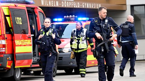 Polizei und Rettungsdienst an einer Schule in Wuppertal