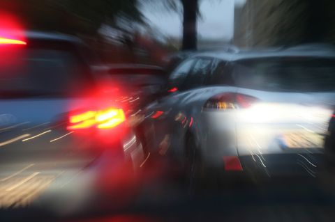Zwei Autos in Aachen fahren im Dunklen