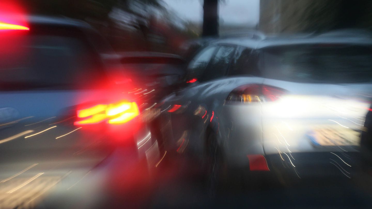 Zwei Autos in Aachen fahren im Dunklen