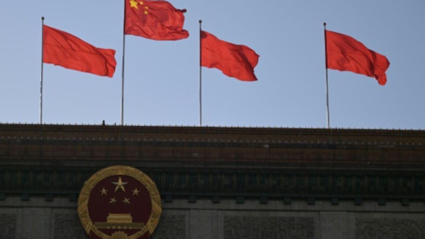 Chinesische Flaggen auf der Großen Halle des Volkes in Peking