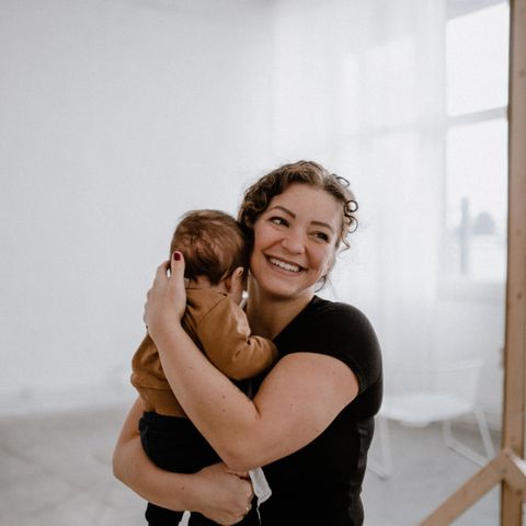 Paulina hält ihr Baby in den Armen und strahlt
