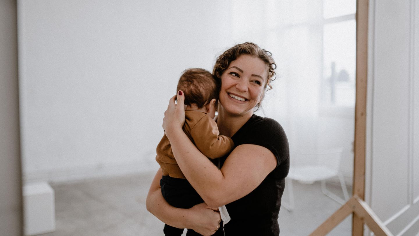 Paulina hält ihr Baby in den Armen und strahlt
