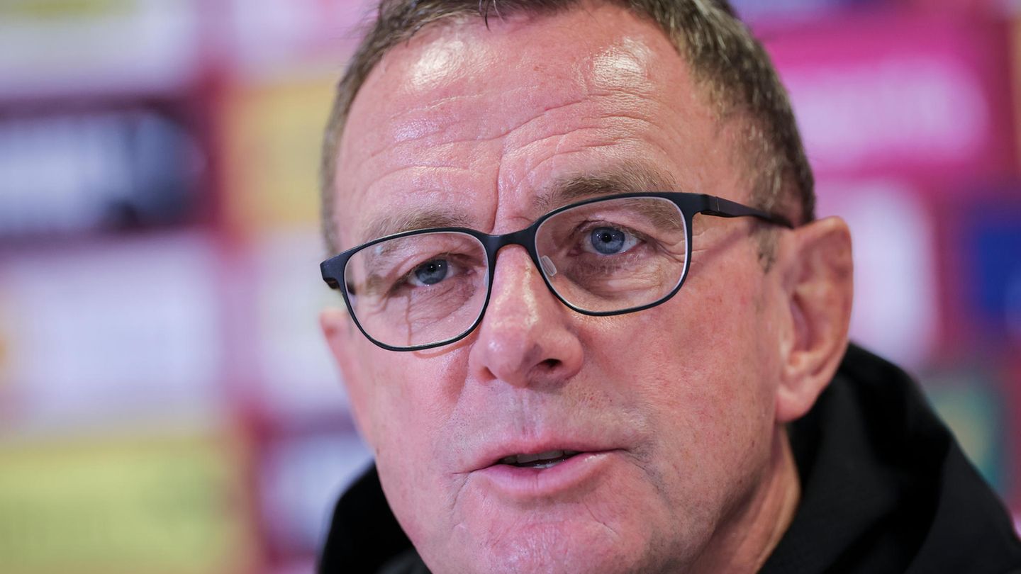 Ralf Rangnick spricht auf einer Pressekonferenz der österreichischen Fußball-Nationalmannschaft