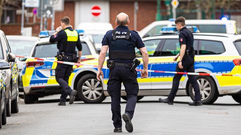 Einsatzkräfte in der Innenstadt von Nienburg nach den tödlichen Schüssen Ende März