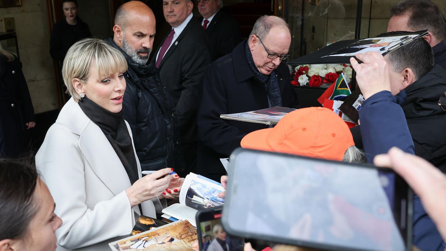 Am Eingang des Hotel Vier Jahreszeiten gaben die Fürstin Charlene Grimaldi und ihr Mann Albert II. eine Autogrammstunde Am Eingang des Hotel Vier Jahreszeiten gaben die Fürstin Charlene Grimaldi und ihr Mann Albert II. eine Autogrammstunde