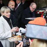 Am Eingang des Hotel Vier Jahreszeiten gaben die Fürstin Charlene Grimaldi und ihr Mann Albert II. eine Autogrammstunde