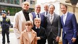 Vor dem Miniaturwunderland posierten die Royals mit ihren Kindern und den Gründern des Miniaturwunderlandes