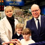 Auf zum Startschuss! Im Gebäude gaben die Royals mit einem goldenen Buzzer den Startschuss für das Mini-Monaco