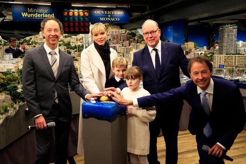 Auf zum Startschuss! Im Gebäude gaben die Royals mit einem goldenen Buzzer den Startschuss für das Mini-Monaco