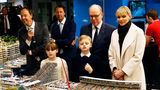 Gabriella und Jacques bestaunen den Miniaturnachbau ihrer Heimat
