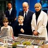 Gabriella und Jacques bestaunen den Miniaturnachbau ihrer Heimat