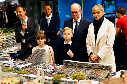 Gabriella und Jacques bestaunen den Miniaturnachbau ihrer Heimat