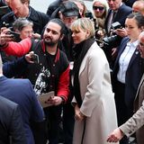 Charlene macht nach dem Besuch noch Selfies mit Bewunderern, bevor die Familie sich verabschiedet