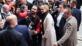 Charlene macht nach dem Besuch noch Selfies mit Bewunderern, bevor die Familie sich verabschiedet