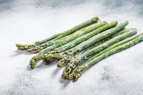 Spargel einfrieren: Auf einem Tisch liegt gefrorener Spargel.