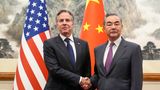 Peking, China. US-Außenminister Antony Blinken (l.) trifft sich mit Chinas Außenminister Wang Yi. Schon beim Händedruck wird klar: Es stand schon einmal besser zwischen den beiden Supermächten. Es drängt sich der Eindruck auf, die beiden drücken die Hand des anderen so fest es geht.