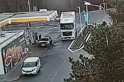 Slowakei: Autofahrer rast ungebremst in Tankstelle – Gerichtsprozess