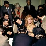 Brigitte Bardot 1963 Mittelpunkt einer Veranstaltung
