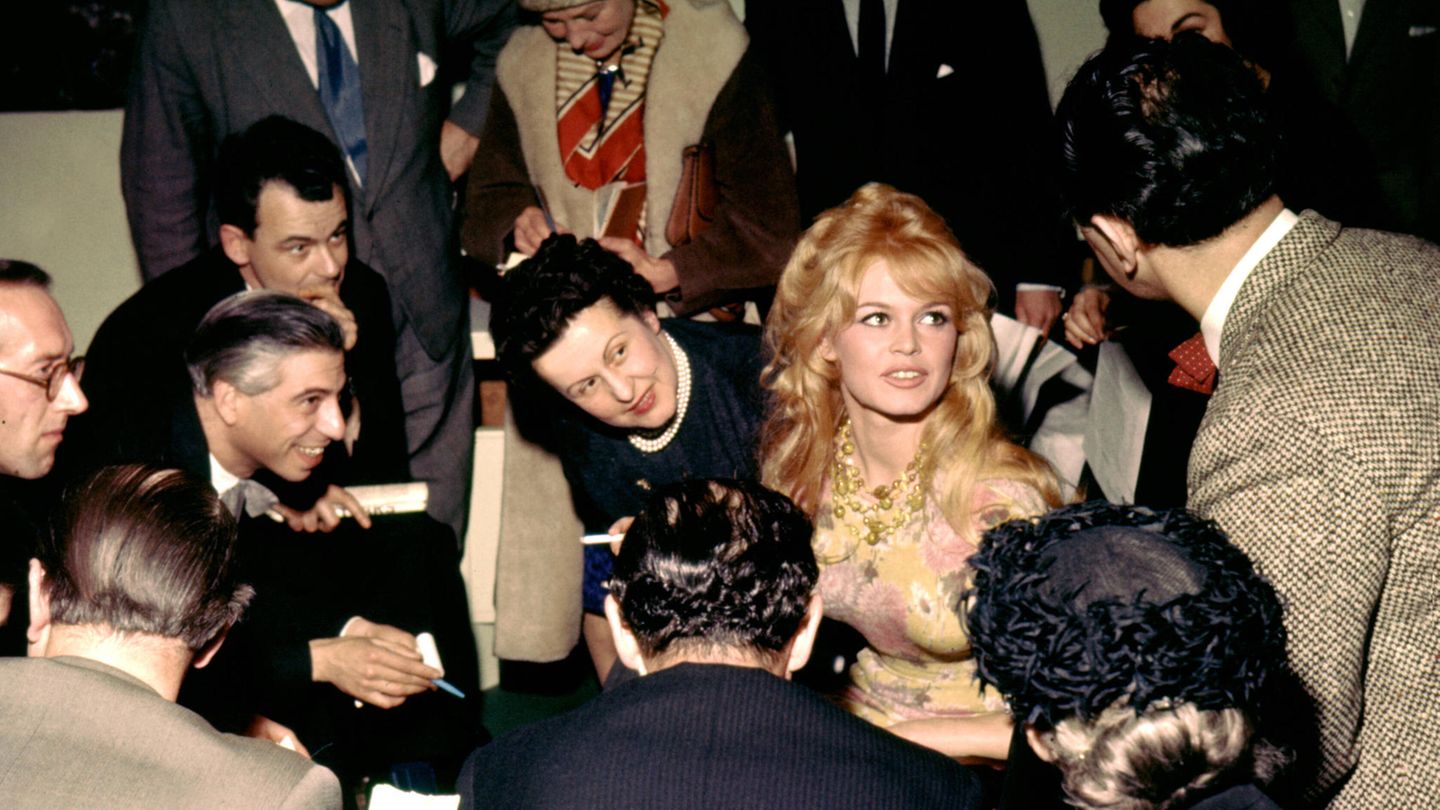 Brigitte Bardot 1963 Mittelpunkt einer Veranstaltung