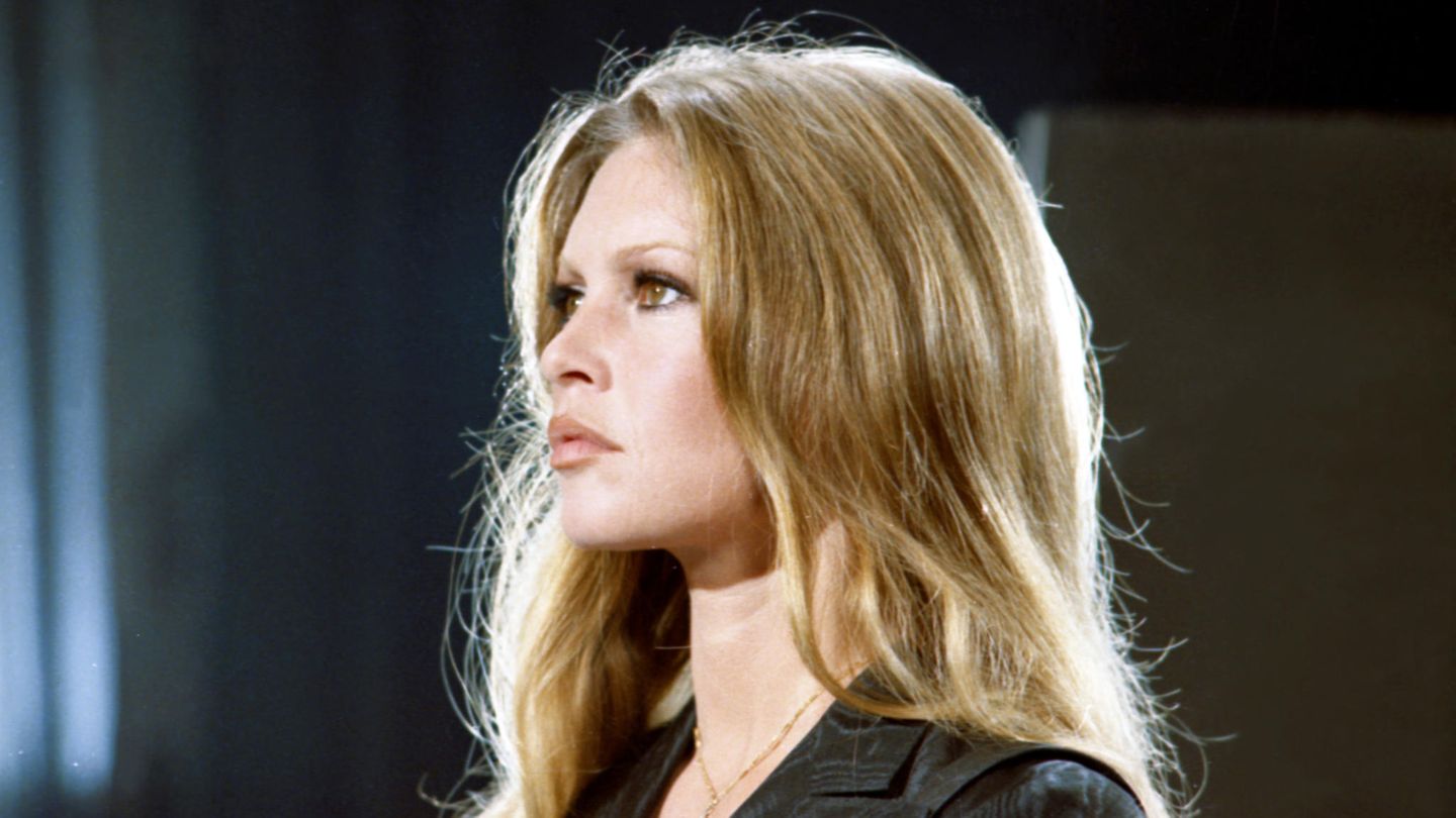 Seitenporträt der Schauspielerin Brigitte Bardot vor schwarzem Hintergrund