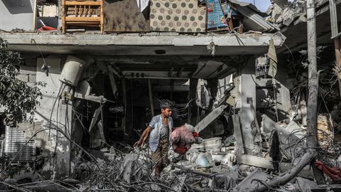 Palästinenser inspizieren ein Haus, das nach einem israelischen Luftangriff zerstört wurde