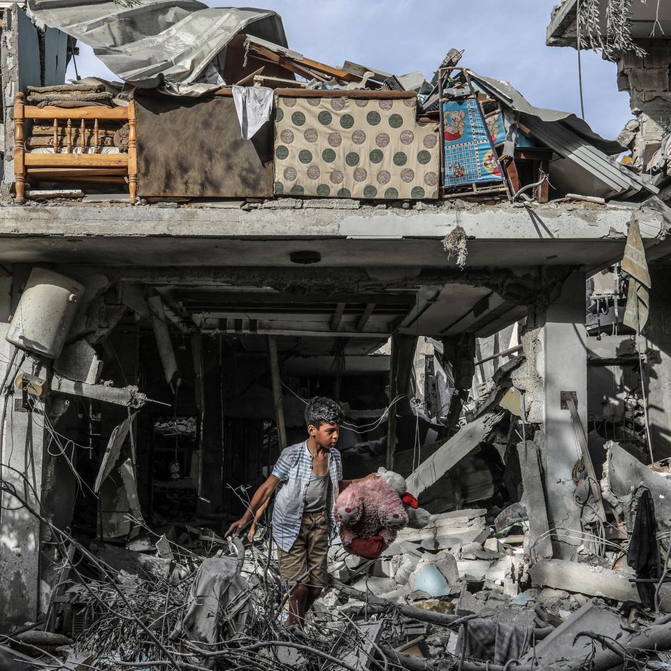 Palästinenser inspizieren ein Haus, das nach einem israelischen Luftangriff zerstört wurde