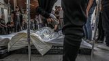 Die Toten werden in Leichensäcken aufgebahrt.