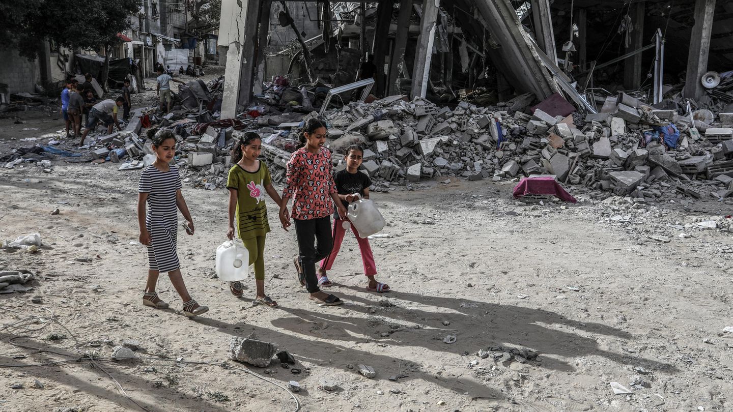 Kinder laufen durch die Trümmer in Rafah