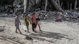 Kinder laufen durch die Trümmer in Rafah