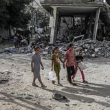 Kinder laufen durch die Trümmer in Rafah