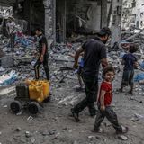 Palästinenser inspizieren ein Haus, das nach einem israelischen Luftangriff zerstört wurde