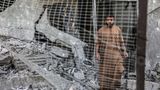 Ein Palästinenser begutachtet ein Haus, das durch einen israelischen Luftangriff zerstört wurde