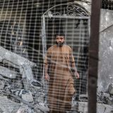 Ein Palästinenser begutachtet ein Haus, das durch einen israelischen Luftangriff zerstört wurde