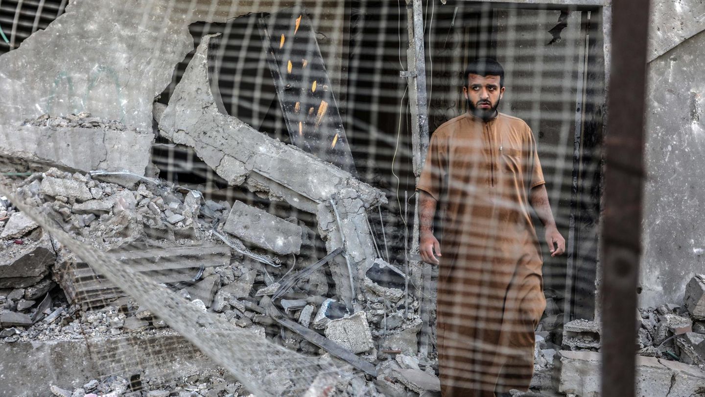 Ein Palästinenser begutachtet ein Haus, das durch einen israelischen Luftangriff zerstört wurde