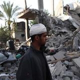 Ein verwundeter Mann begutachtet sein zerstörtes Haus