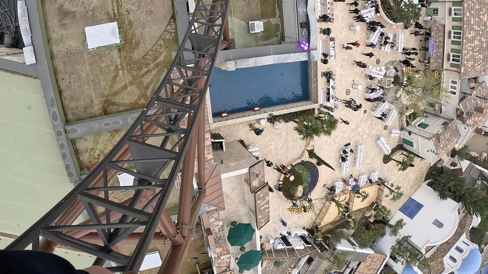 Europapark: Reporter testet neue Achterbahn "Voltron Nevera"