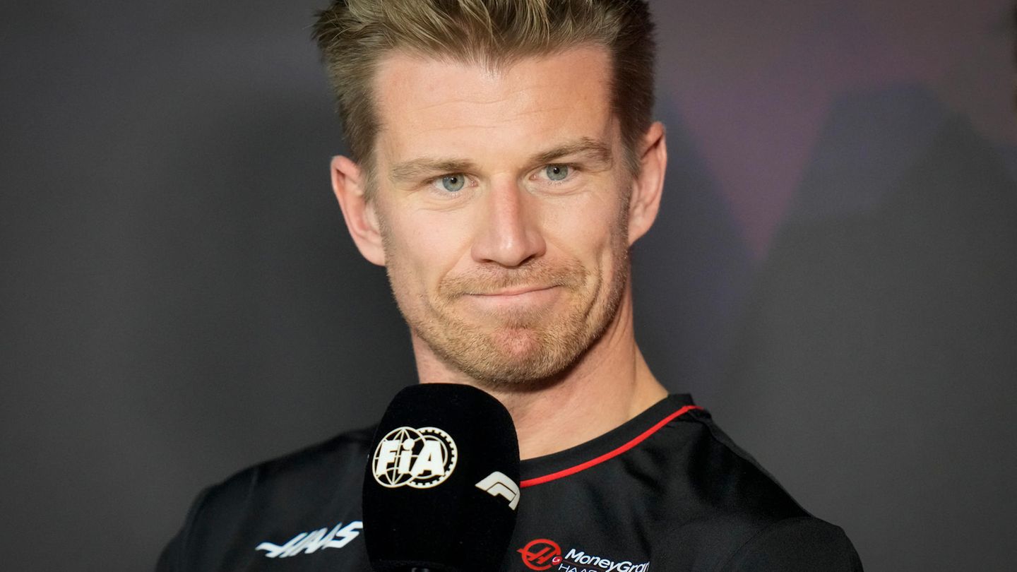 Nico Hülkenberg schaut mit geschlossenem Mund in die Kamera