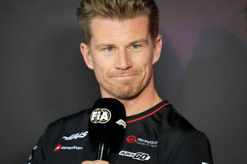 Nico Hülkenberg schaut mit geschlossenem Mund in die Kamera