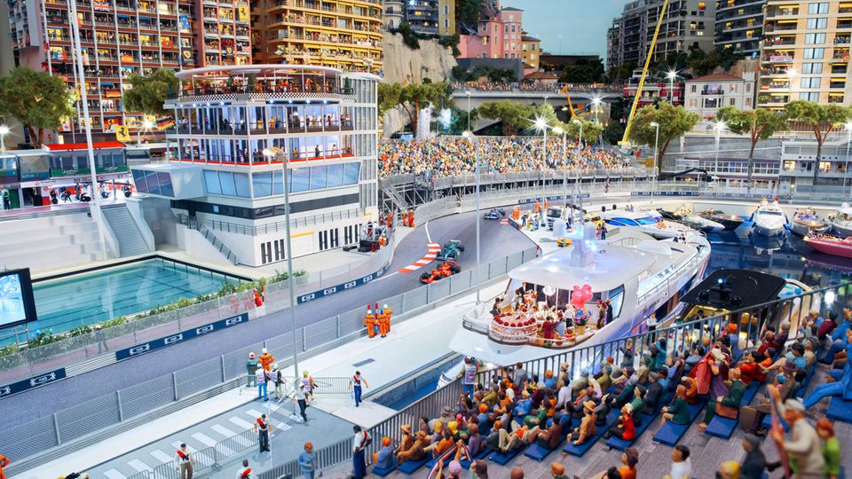 Im Miniatur Wunderland: Figürchen sitzen auf Zuschauertribünen Figürchen sitzen auf Zuschauertribünen
