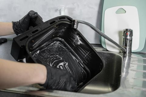 Reinigung der Luftfritteuse mit Schwamm
