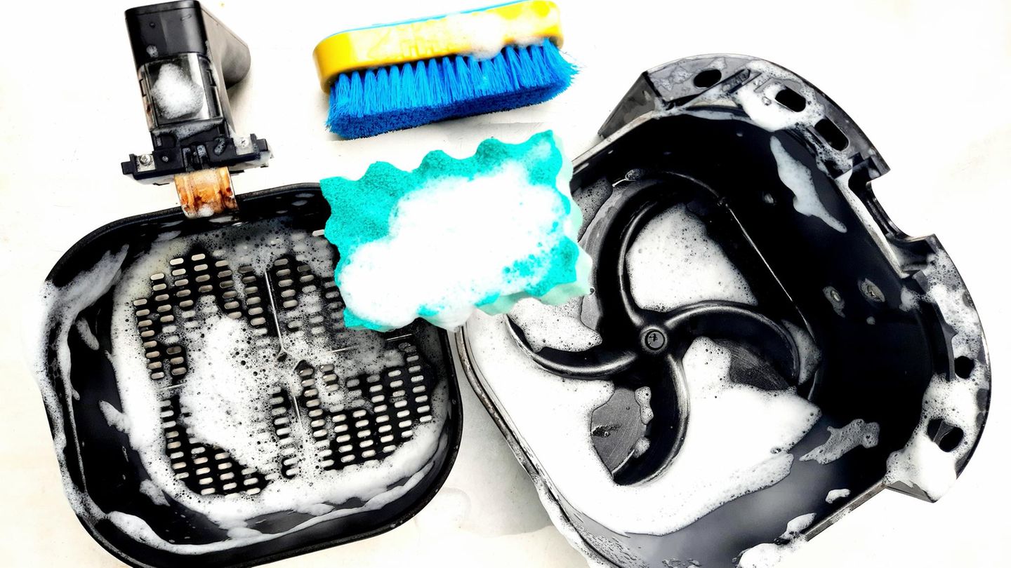 Gehäuse, Innenraum und Heizspirale: Wie kann man eine Heißluftfritteuse reinigen? So wird das Gerät wieder sauber
