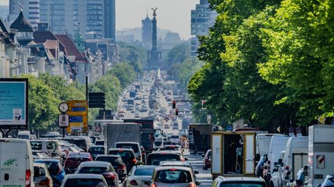 Autos, Lastwagen und Lieferfahrzeuge fahren in Berlin. Das Klimaschutzgsetz nimmt Druck vom Verkehr