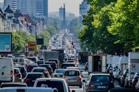Autos, Lastwagen und Lieferfahrzeuge fahren in Berlin. Das Klimaschutzgsetz nimmt Druck vom Verkehr
