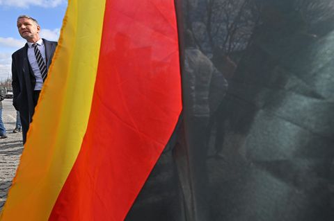 AfD-Extremist Björn Höcke hinter Deutschlandfahne: Rechte Anfeindungen im Wahlkampf