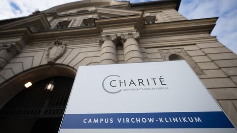 Eingang zur Berliner Charité. Der verurteilte Oberarzt war dort im August 2022 freigestellt worden