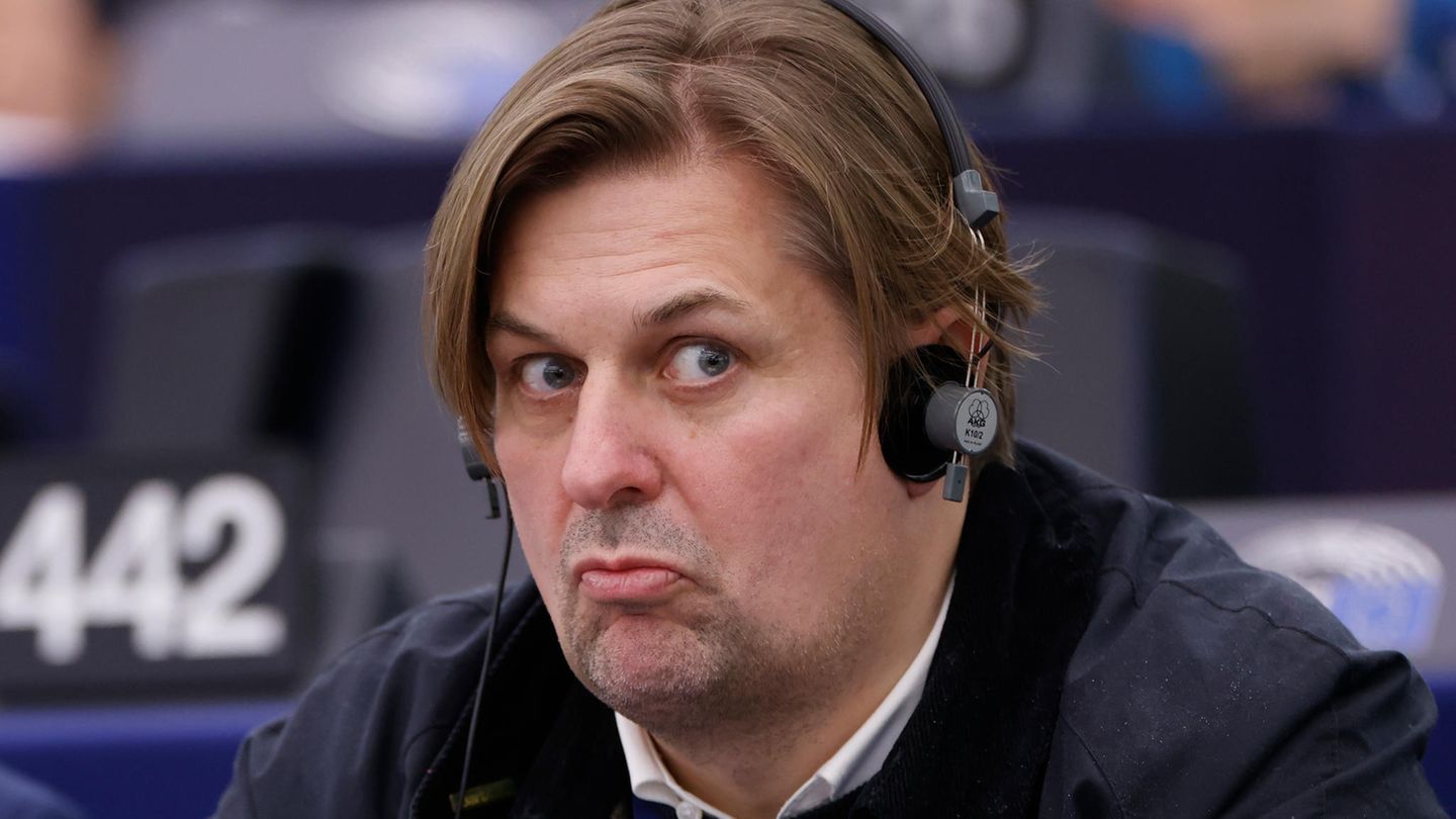 Maximilian Krah mit Kopfhörern