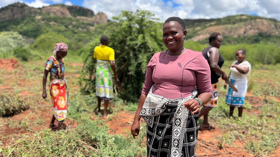 Update April 2024: Josephine Mbuvi auf einem weiteren neu angelegten Versuchsfeld in Kinakoni Josephine Mbuvi auf einem weiteren neu angelegten Versuchsfeld in Kinakoni